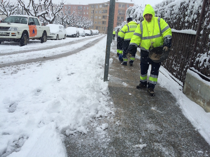 neu 04 02 2015 brigada netejant